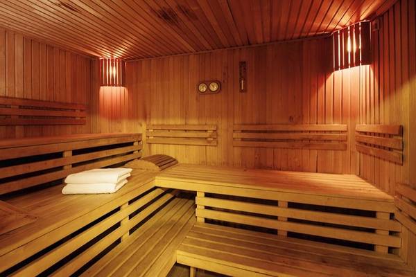 Innenansicht der Sauna im Sentido Golden Star Hotel mit Holzbänken und warmem Licht.