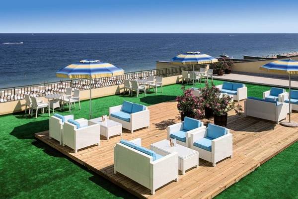 Aussicht auf die Dachterrasse des Sentido Golden Star Hotels mit Blick auf das Meer.