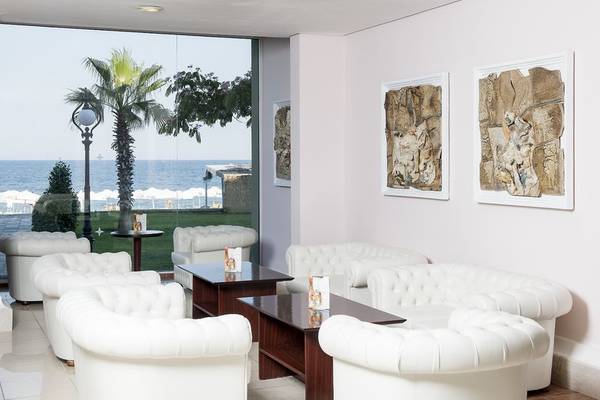 Lounge-Bereich des Sentido Golden Star Hotels mit Blick auf das Meer und weißen Möbeln.