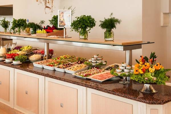 Buffet im Sendeto Golden Star Hotel mit verschiedenen Gerichten und frischen Pflanzen.
