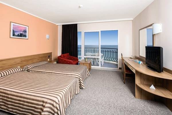 Hotelzimmer im Sentido Golden Star mit Blick auf das Meer von einem Balkon aus.