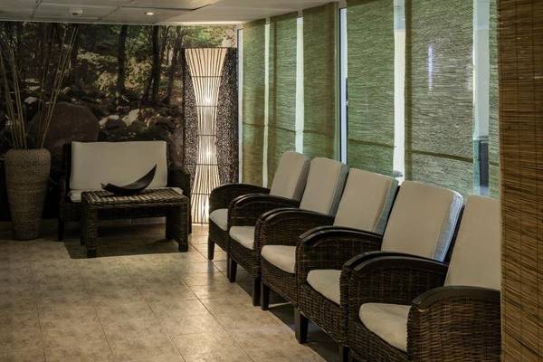 Loungebereich im Sentido Golden Star Hotel mit weißen Sesseln und einem Tisch.