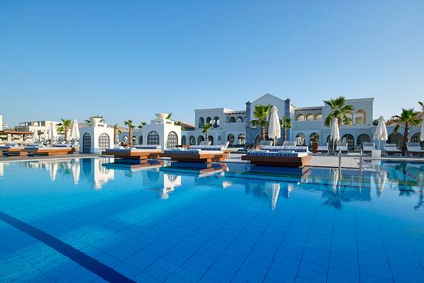 Außenbereich des Anemos Luxury Grand Resort mit großem Pool und Liegestühlen
