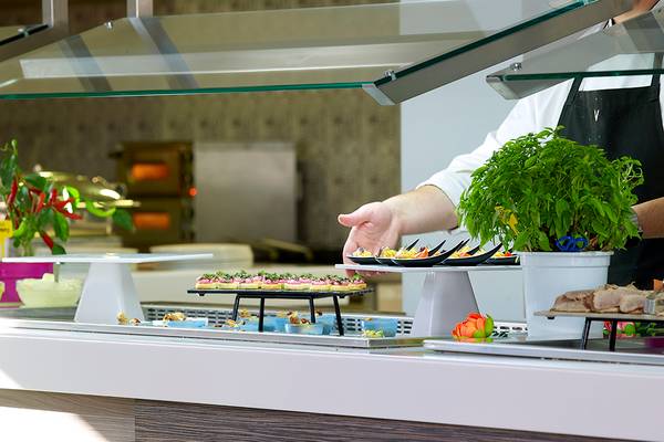Buffetstation im Anemos Luxury Grand Resort mit verschiedenen Gerichten und Dekoration