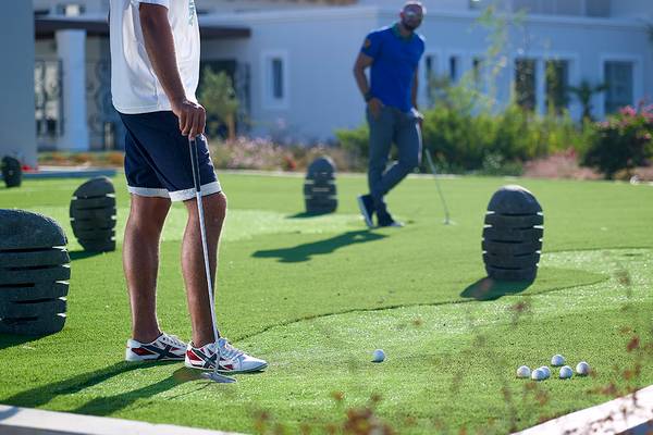 Golfspieler im Anemos Luxury Grand Resort