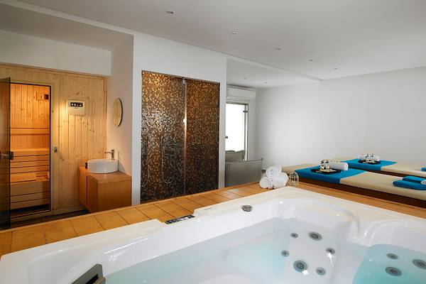 Spa-Bereich im Anemos Luxury Grand Resort mit Whirlpool, Sauna und Ruheliegen.