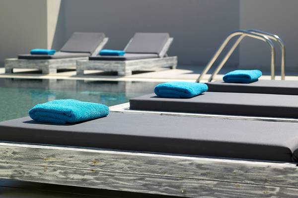 Pool-Liegestühle im Anemos Luxury Grand Resort mit blauen Handtüchern
