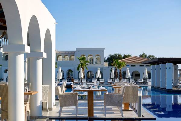 Poolside-Esstische im Anemos Luxury Grand Resort