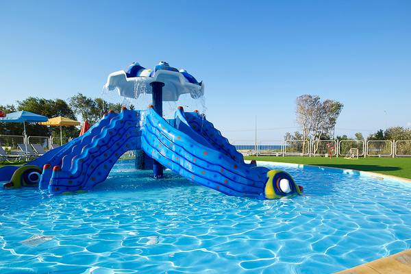 Wasserrutsche im Freien im Anemos Luxury Grand Resort.