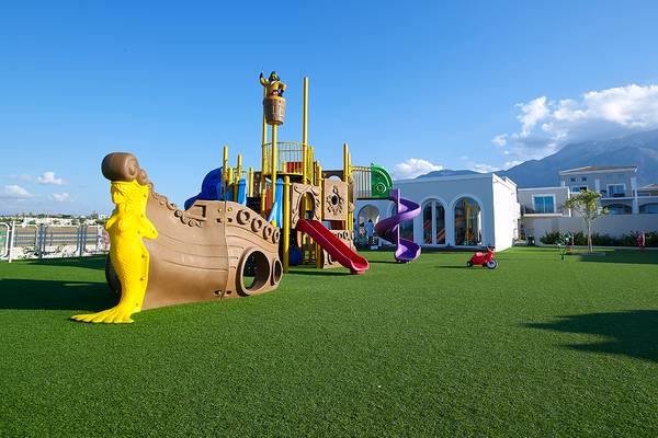 Spielplatz im Anemos Luxury Grand Resort mit Schiff und Rutsche.