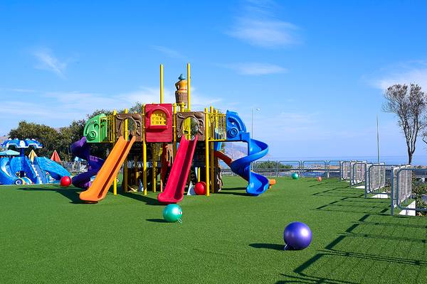 Spielplatz im Freien mit bunten Rutschen und Bällen im Anemos Luxury Grand Resort.