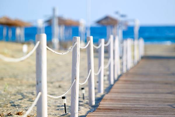 Strandpromenade mit Seilbarrieren am Anemos Luxury Grand Resort
