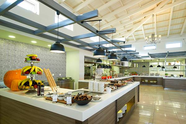 Buffetbereich im Anemos Luxury Grand Resort mit verschiedenen Speisen, Obst und Dekoration.