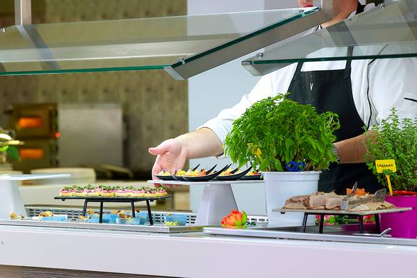 Anemos Luxury Grand Resort Buffet-Bereich mit Köchen, die Gerichte servieren.