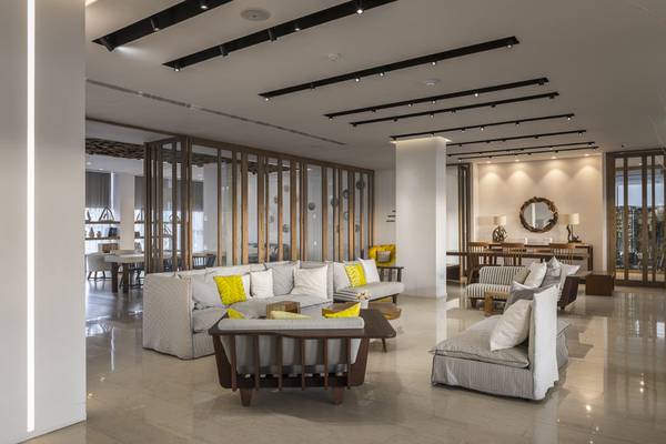 Lobbybereich des Cavo Maris Beach Hotels mit modernen Möbeln und warmen Lichtern