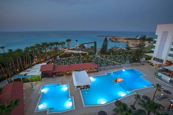 Luftaufnahme des Cavo Maris Beach Resorts mit Swimmingpools und Blick auf das Meer