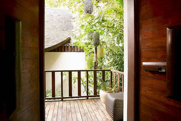 Offene Tür führt auf einen Balkon im Tubkaak Krabi Boutique Resort