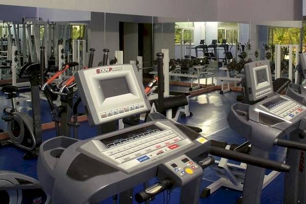 Fitnessstudio im LABRANDA Sandy Beach Resort mit Laufbändern und anderen Trainingsgeräten.