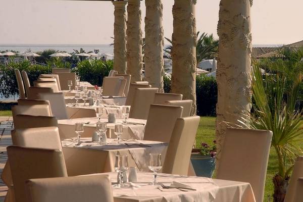 Restaurantterrasse im LABRANDA Sandy Beach Resort mit Blick auf den Ozean