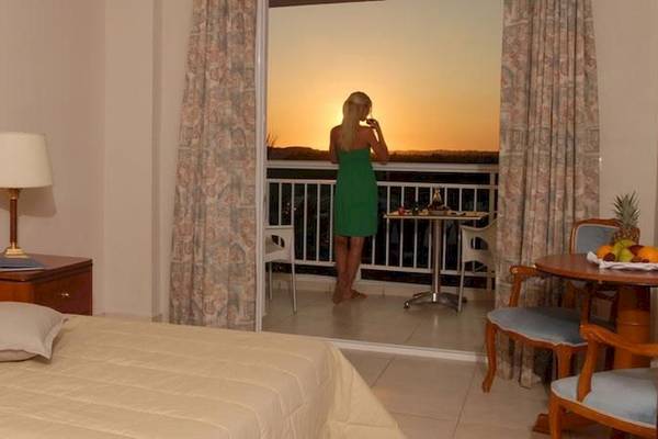 Zimmer im LABRANDA Sandy Beach Resort mit Blick auf den Sonnenuntergang vom Balkon aus.