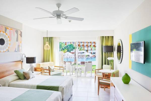 Doppelzimmer im Playa Vista Azul Varadero Hotel mit zwei Betten, Klimaanlage, Poolblick und modernem Dekor.