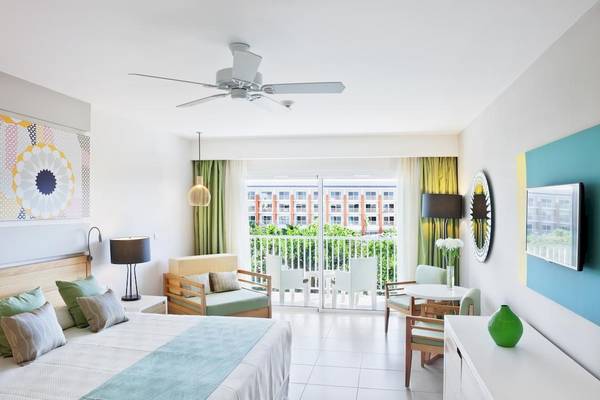 Hotelzimmer im Playa Vista Azul Varadero mit Balkon und moderner Einrichtung.