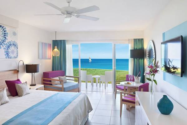 Hotelzimmer mit Meerblick im Playa Vista Azul Varadero mit Balkon und modernen Möbeln.