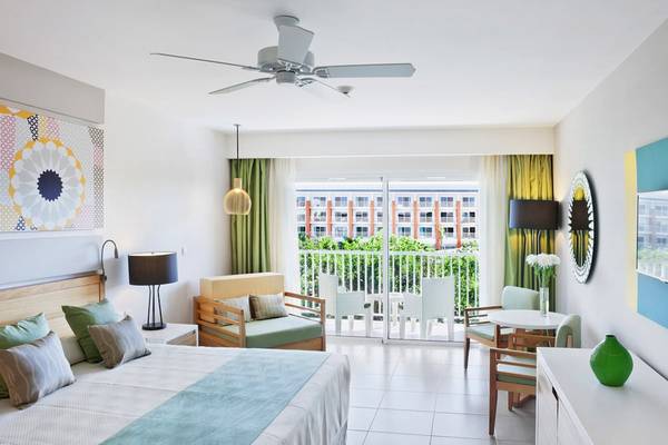 Hotelzimmer mit Balkon und Meerblick, modernes Interieurdesign.