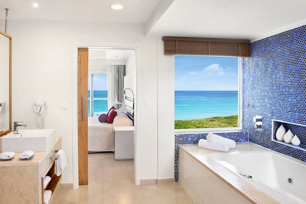 Badezimmer mit Meerblick im Hotel Playa Vista Azul Varadero, mit Badewanne, Dusche und Blick auf das Meer.