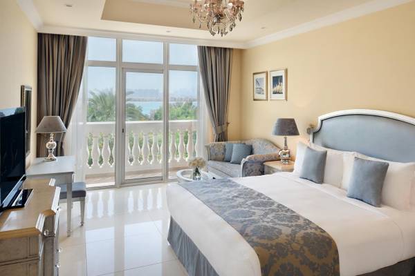 Luxuriöses Hotelzimmer mit Balkon im Kempinski Hotel Residences Palm Jumeirah, mit Blick auf das Meer.