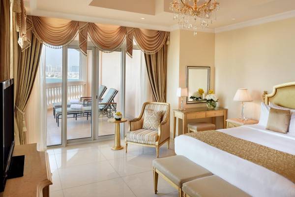 Luxuriöses Hotel Schlafzimmer mit Aussicht auf die Stadt und das Meer.