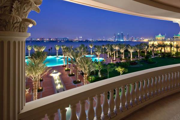 Aussicht von der Terrasse des Kempinski Hotel Residences Palm Jumeirah bei Nacht.