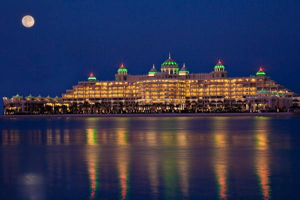 Kempinski Hotel Residenzen Palm Jumeirah bei Nacht mit Vollmond und Lichtern
