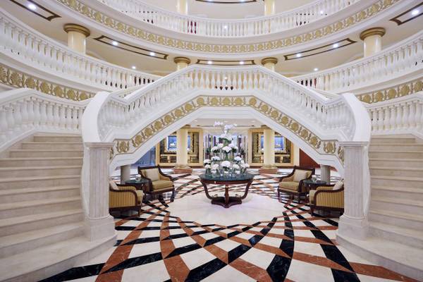 Empfangsbereich des Kempinski Hotel Residenzen Palm Jumeirah mit Marmorboden und zwei Treppen