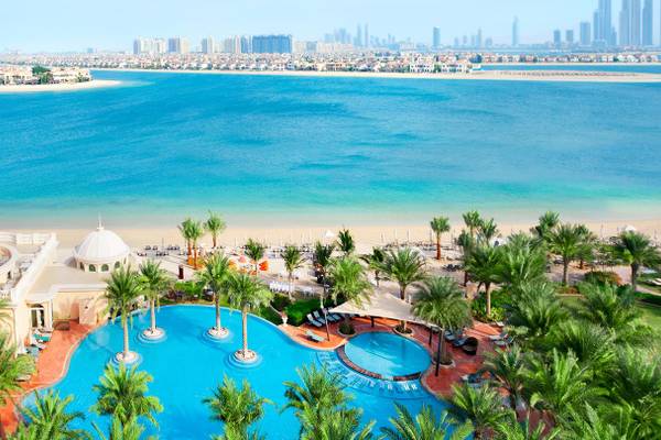 Luftaufnahme des Kempinski Hotel Residences Palm Jumeirah mit Swimmingpool und Stadtpanorama