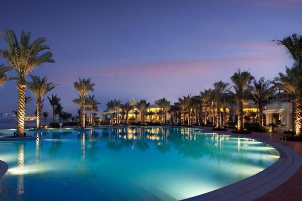 Kempinski Hotel Residenzen Palm Jumeirah Pool am Abend bei Nachtbeleuchtung