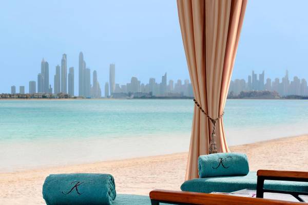 Blick auf die Stadt aus dem Hotel Palm Jumeirah mit Blick auf das Meer und die Skyline.