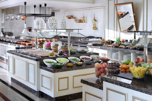 Buffet-Tisch im Kempinski Hotel Residences Palm Jumeirah mit verschiedenen Salaten und Früchten.