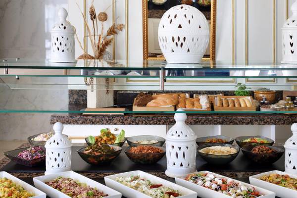 Buffet-Tisch im Kempinski Hotel Residences Palm Jumeirah mit verschiedenen Gerichten.