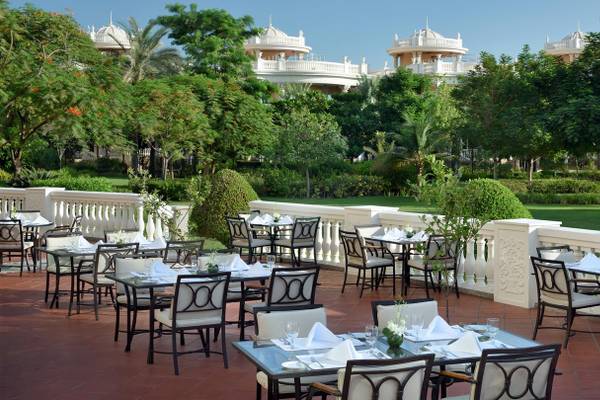 Terrasse des Kempinski Hotel Residences Palm Jumeirah mit Tisch und Stühlen