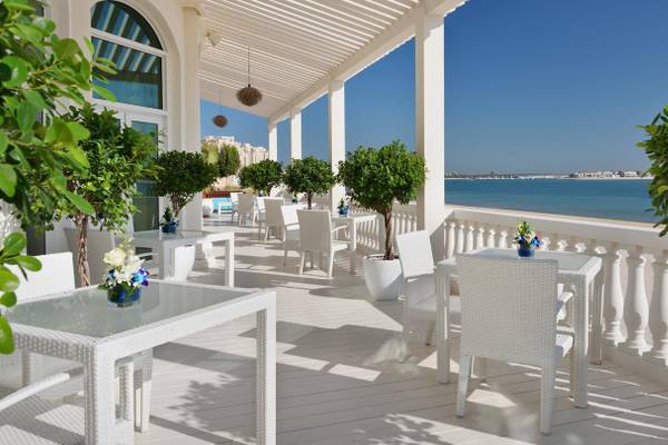 Terrasse des Kempinski Hotel Residences Palm Jumeirah mit Blick auf das Meer