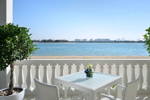 Kempinski Hotel Residenzen Palm Jumeirah Balkon mit Aussicht auf Meer und Stadt