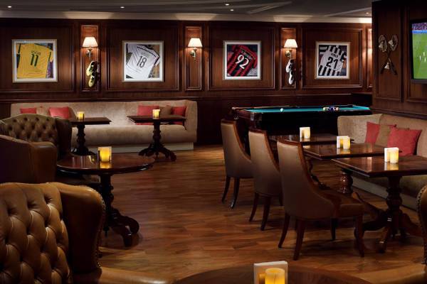 Lobby des Kempinski Hotel Residenzen Palm Jumeirah mit Sofas, Tischen, Fernseher und Billardtisch.