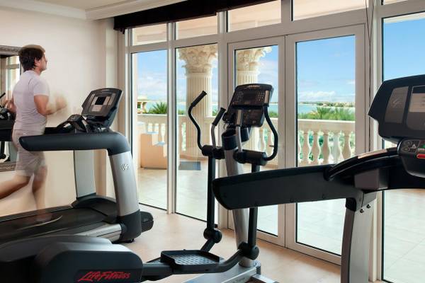Fitnessstudio im Kempinski Hotel Residences Palm Jumeirah mit Läufer auf Laufband und Aussicht auf Meer