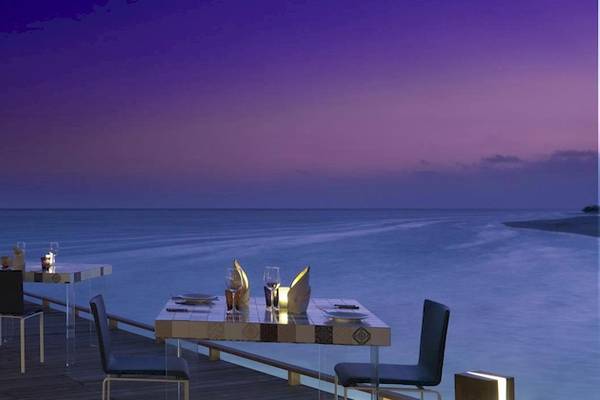 Abendessen auf der Terrasse des Cocoon Maldives Hotels mit Blick auf den Ozean