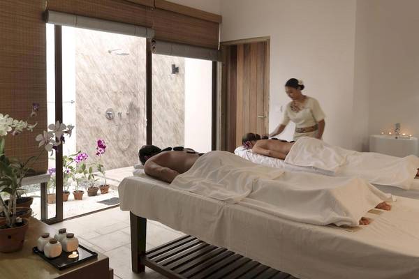 Spa-Behandlung im Cocoon Maldives Hotel, zwei Personen auf Liegen mit weißen Laken.