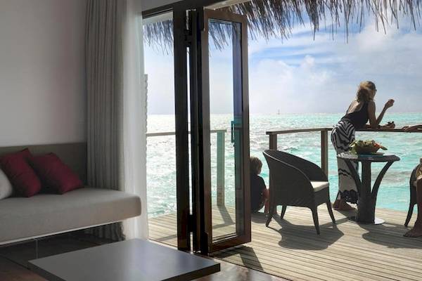 Blick vom Balkon eines Zimmers im Cocoon Maldives Hotel auf das Meer