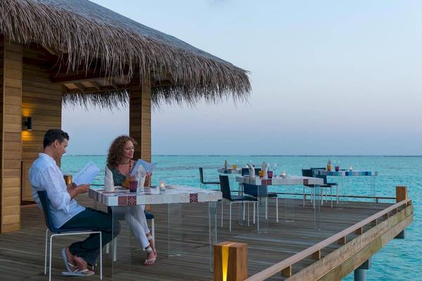 Paar beim Essen auf der Terrasse des Cocoon Maldives Hotels