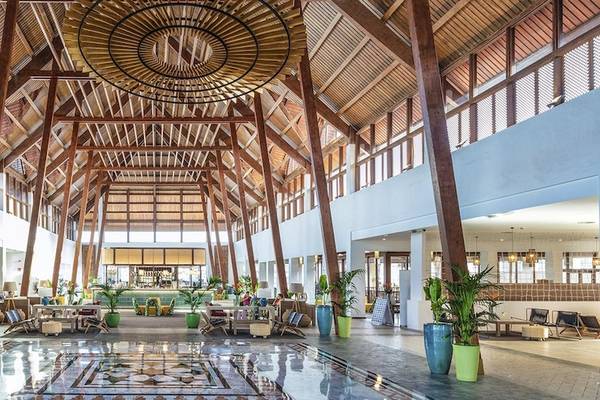 Foyer des Fuerteventura Princess Hotels mit hohen Holzdecken, Wasserbecken und vielen Pflanzen