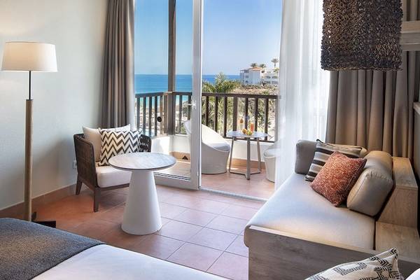 Zimmer im Fuerteventura Princess Hotel mit Blick auf den Ozean und einen Balkon.